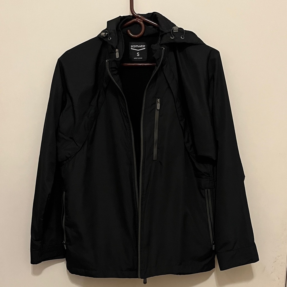 Scottevest Men's Black size small with multiple pockets and magnetic closures